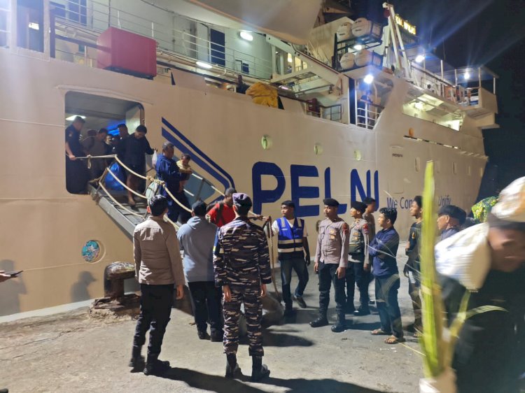 POLRES ALOR INTENSIFKAN PENGAMANAN DI POS TERPADU PELABUHAN LAUT KALABAHI, RATUSAN PENUMPANG KM WILIS TIBA DENGAN AMAN