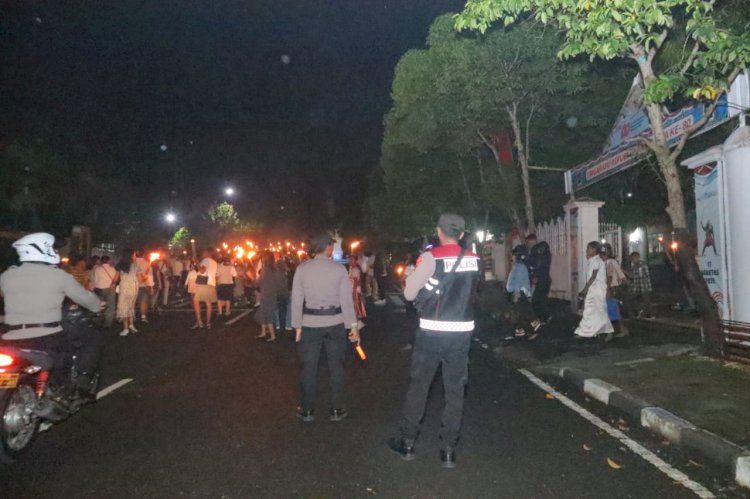 PAWAI OBOR PERAYAAN PASKAH 2026 DI TELUK MUTIARA BERLANGSUNG AMAN DAN KONDUSIF, POLRES ALOR SUKSES LAKSANAKAN PENGAMANAN