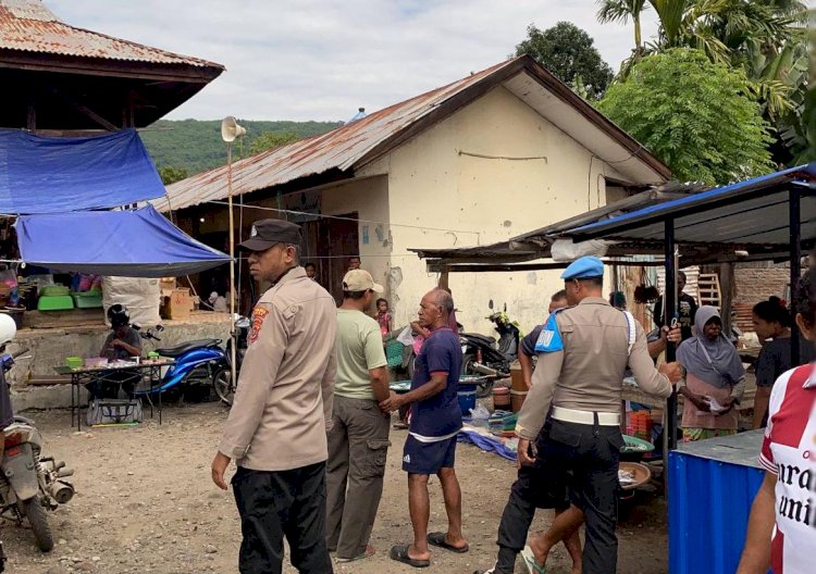 Patroli Polsek Alor Barat Daya Amankan Aktivitas Pasar Moru, Warga Diimbau Jaga Kamtibmas