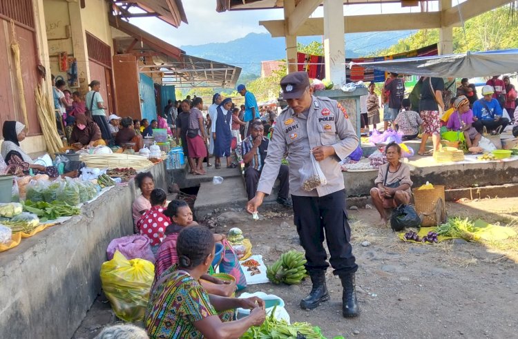 Polsek Alor Timur Laut Gelar Patroli Dialogis dan Pengamanan Pasar Nailang, Sampaikan Himbauan Kamtibmas Humanis