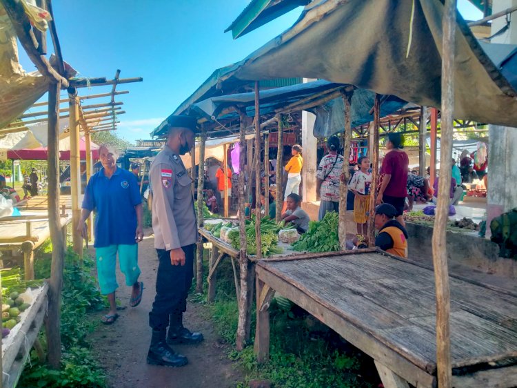 Patroli Dialogis Polsek Alor Selatan Amankan Aktivitas Pasar Apui, Situasi Kondusif