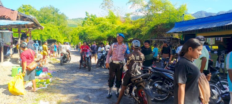 Patroli dan Pengamanan Pasar Maritaing, Polsek Alor Timur Imbau Pedagang dan Pengunjung Jaga Kamtibmas