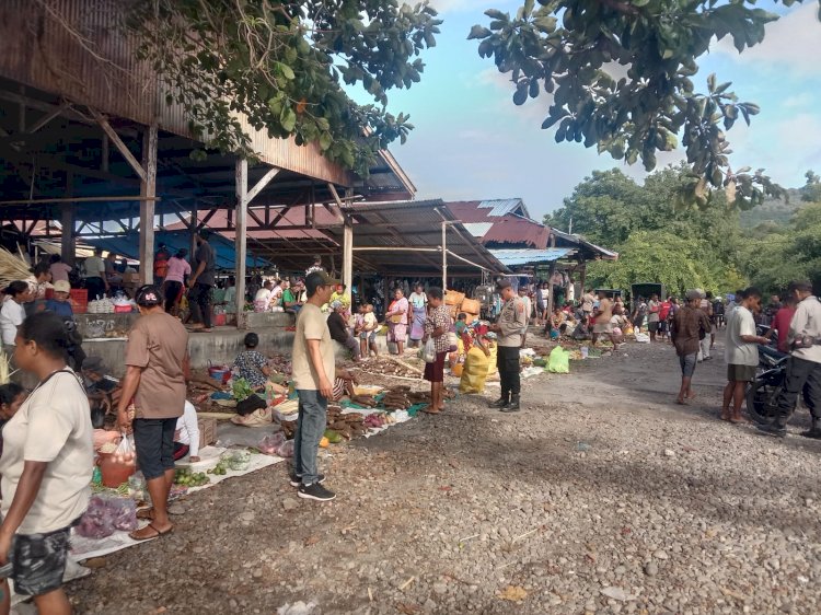 Patroli dan Pengamanan Pasar Rakyat Maritaing, Personel Polsek Alor Timur Sampaikan Himbauan Kamtibmas