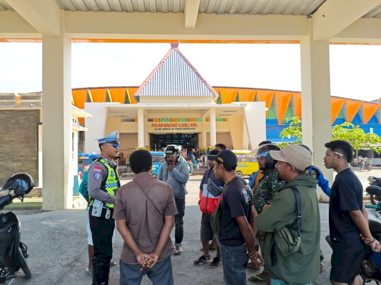 SATLANTAS POLRES ALOR SOSIALISASIKAN OPERASI PATUH TURANGGA 2026 KEPADA PENGEMUDI OJEK