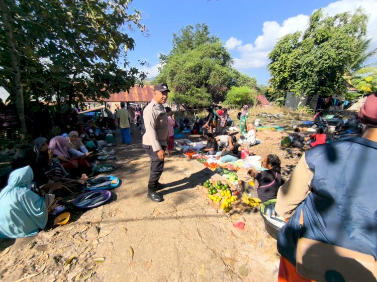Polsek Pantar Barat Gelar Patroli Dialogis dan Sambang Kamtibmas di Pasar Baranusa
