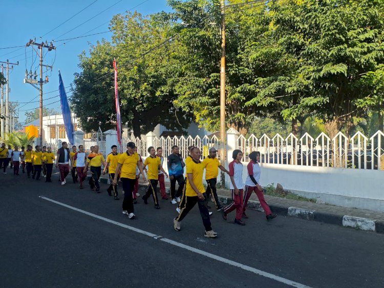 Personel Polres Alor Laksanakan Jalan Santai dan Senam Bersama untuk Jaga Kebugaran