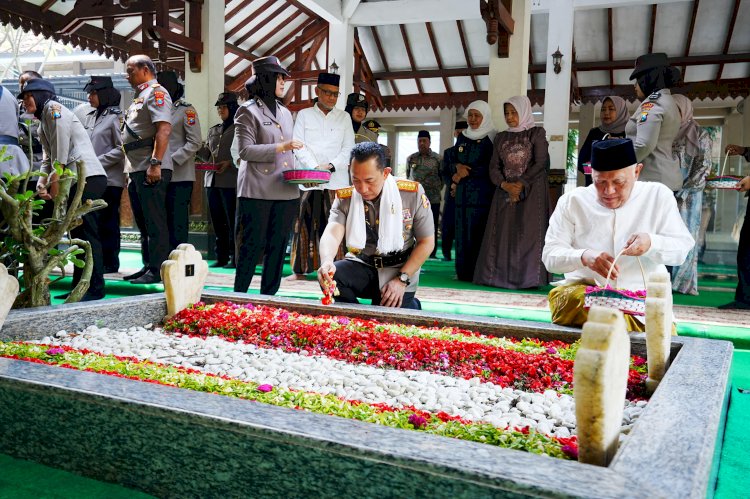 Jelang Hari Bhayangkara, Kapolri Ziarah ke Makam Gus Dur
