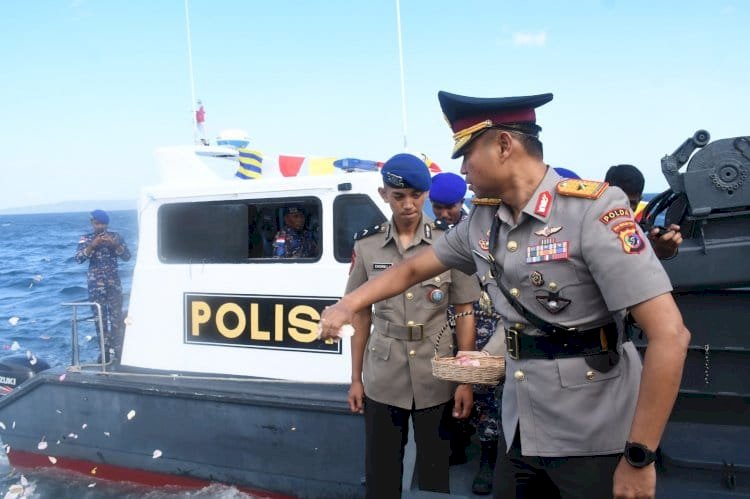 *Peringati Hari Bhayangkara ke-80, Kapolda NTT Pimpin Upacara Tabur Bunga di Perairan Bolok Kupang*