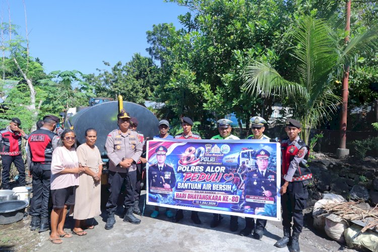 Polres Alor Salurkan 5.000 Liter Air Bersih untuk Warga Kalabahi Barat Sambut Hari Bhayangkara ke-80