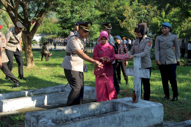 POLRES ALOR GELAR UPACARA ZIARAH ROMBONGAN DI TMP MALUA GALIAU BATUNIRWALA, WUJUD PENGHORMATAN KEPADA JASA PARA PAHLAWAN