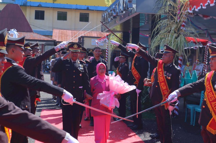 Polres Alor Gelar Tradisi Gerbang Pora, Lepas Purnabakti Kompol (Purn) Sirajudin Dusu dan AKP (Purn) Yohanes Sedu Dore dengan Penuh Kehormatan