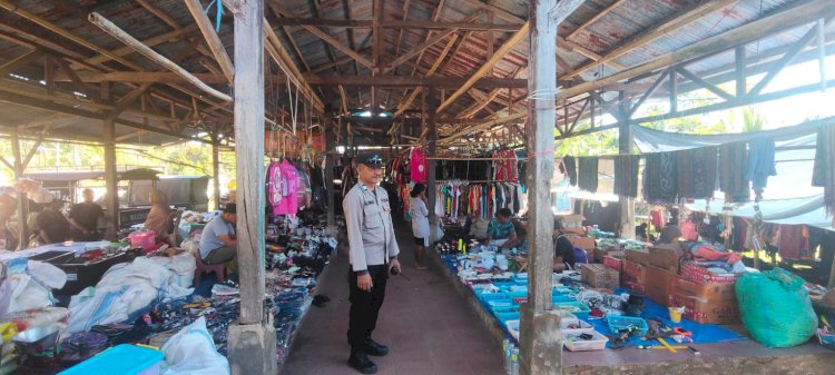 Patroli Pengamanan Pasar, Polsek Alor Selatan Pastikan Aktivitas Masyarakat Berjalan Aman dan Lancar