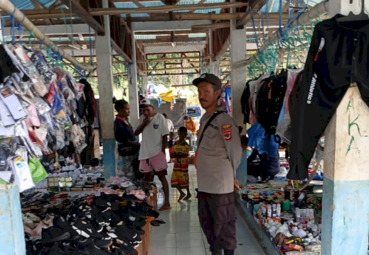 Polsek Alor Timur Intensifkan Patroli dan Pengamanan Pasar Rakyat Lantoka, Wujudkan Rasa Aman bagi Masyarakat