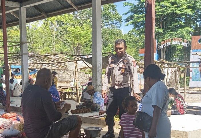 Polsek Alor Selatan Intensifkan Patroli dan Pengamanan Pasar Rakyat Apui, Wujudkan Situasi Kamtibmas yang Aman dan Kondusif