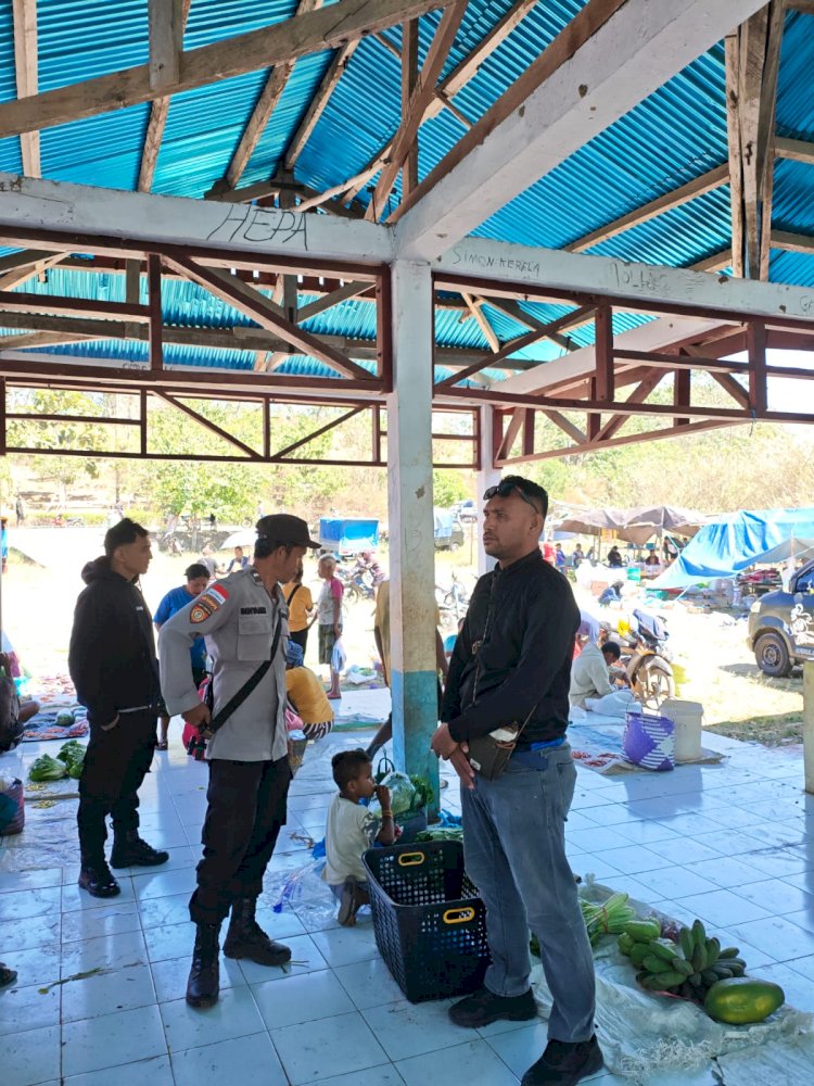 Polsek Alor Timur Intensifkan Patroli Dialogis di Pasar Rakyat Lantoka, Wujudkan Rasa Aman bagi Pedagang dan Pengunjung