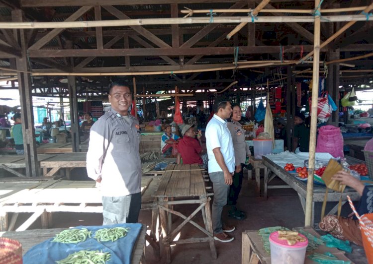 Polsek Abad Laksanakan Patroli dan Pengamanan Pasar Rakyat Moru, Warga Diimbau Jaga Kamtibmas