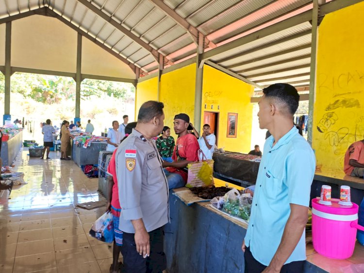 Polsek Alor Timur Gelar Patroli Dialogis di Pasar Rakyat Naumang, Wujudkan Keamanan dan Kenyamanan Masyarakat