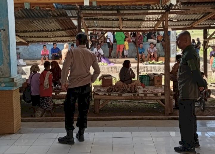 Polsek Alor Selatan Gelar Patroli dan Pengamanan di Pasar Apui, Wujudkan Situasi Kamtibmas yang Kondusif