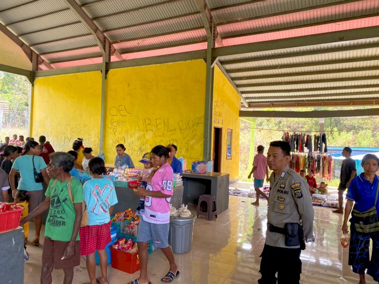 Polsek Alor Timur Gelar Patroli Dialogis di Pasar Rakyat Naumang, Jaga Kamtibmas Tetap Kondusif