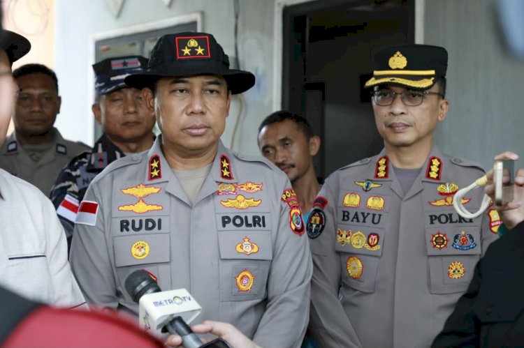 *Kapolda NTT Tinjau Rumah Warga Terdampak Gempa, Salurkan Bantuan Sosial*
