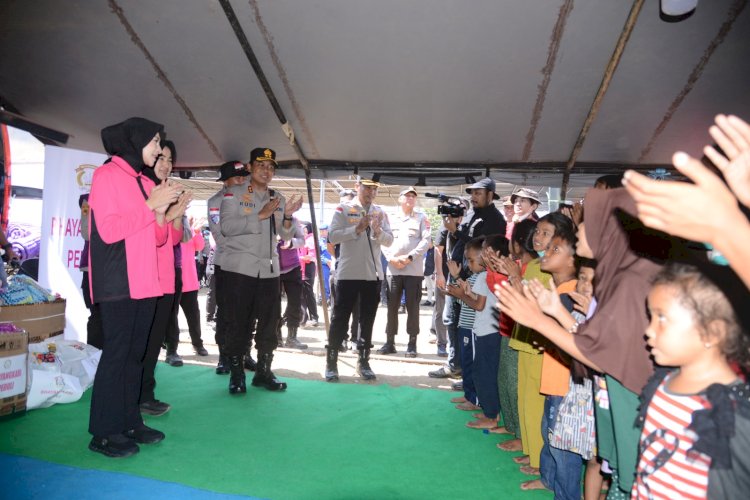 Kapolda NTT dan Ketua Bhayangkari Hadirkan Kepedulian di Tengah Pengungsi Gempa di Gelora Samador Maumere