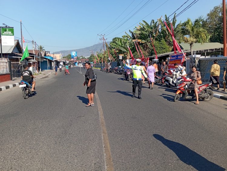 Pastikan Ibadah Minggu Aman dan Lancar, Unit Patwal Satlantas Polres Alor Amankan Arus Lalu Lintas di Gereja Betlehem Lipa