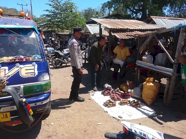 Polsek Alor Timur Laut Amankan Pasar Rakyat Nailang, Sampaikan Imbauan Kamtibmas Humanis kepada Masyarakat