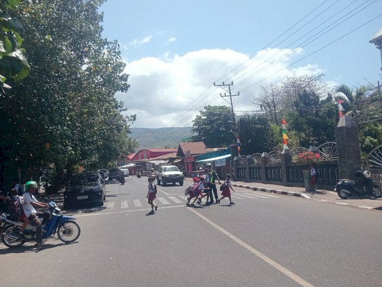 Patwal Satlantas Polres Alor Laksanakan Pengaturan Siang, Pastikan Arus Lalu Lintas Aman dan Lancar