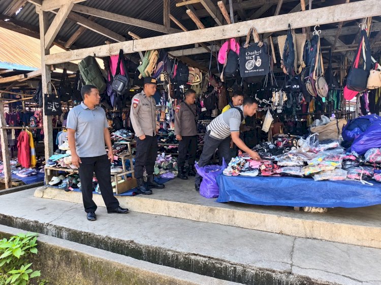 Polsek Alor Barat Daya Patroli Pasar Moru, Warga Diimbau Jaga Kamtibmas dan Ketertiban