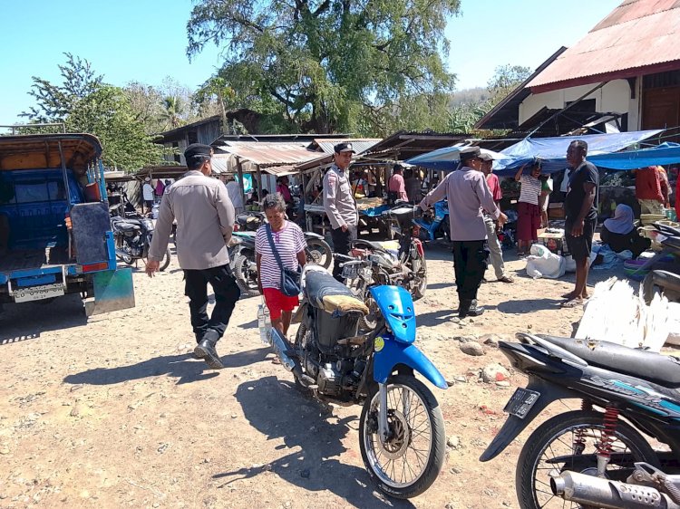 Patroli Dialogis di Pasar Nailang, Polsek Alor Timur Laut Imbau Warga Jaga Kamtibmas