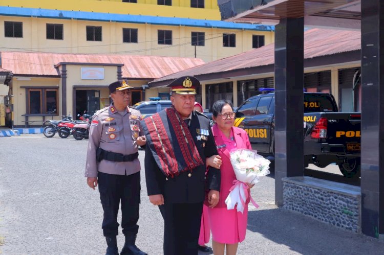Tradisi Gerbang Pora Warnai Pelepasan Purnabakti Kabag SDM Polres Alor