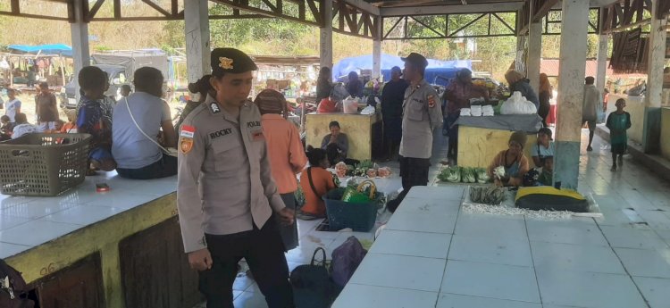 Patroli Polsubsektor Lantoka Pastikan Aktivitas Pasar Berjalan Aman dan Kondusif