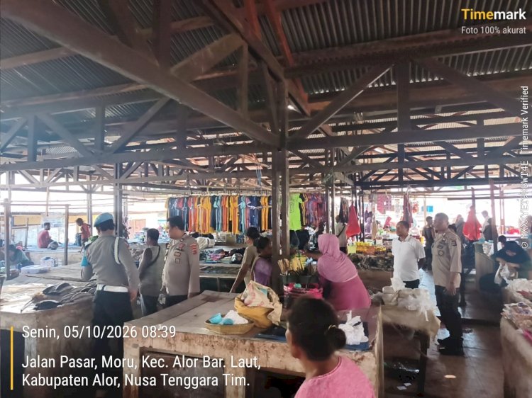 Polsek Alor Barat Daya Patroli Pasar Moru, Sampaikan Imbauan Kamtibmas kepada Pedagang dan Pengunjung