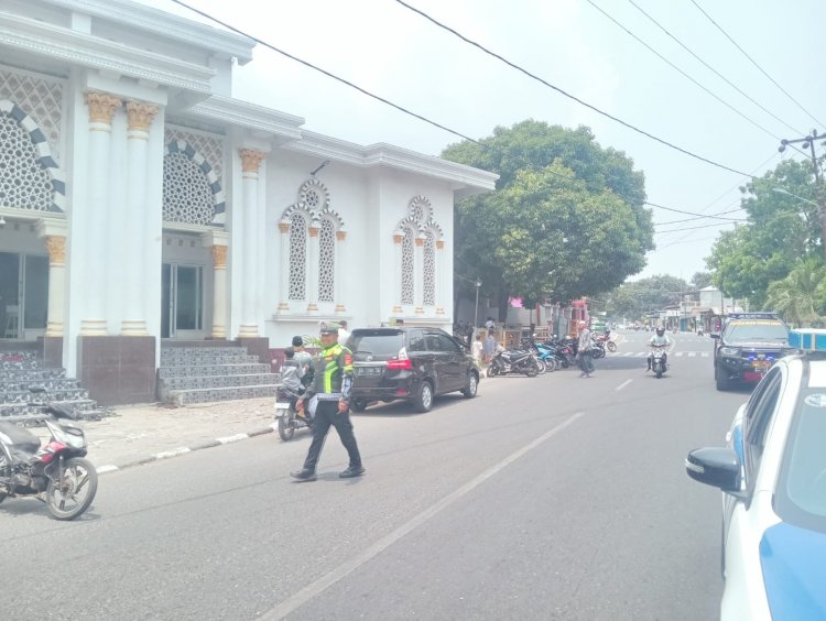 Ciptakan Kamseltibcarlantas, Satlantas Polres Alor Hadir Amankan Aktivitas Shalat Jumat di Masjid Al-Fatah