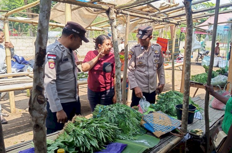Polsek Alor Selatan Gelar Patroli Pengamanan Pasar Apui, Ajak Masyarakat Jaga Kamtibmas Tetap Kondusif