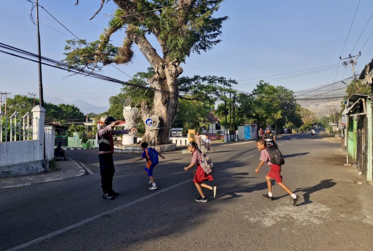 Personel Satuan Samapta Polres Alor Atur Arus Lalu Lintas, Jaga Keamanan dan Ketertiban di Ruang Publik