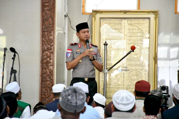 Jumat Keliling Wakapolda NTT: Salat Berjemaah, Sampaikan Pesan Kamtibmas, dan Sambangi Pelajar