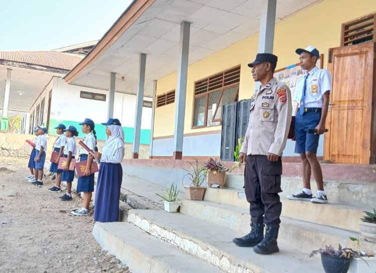 KA POSPOL ABAD SELATAN PIMPIN UPACARA BENDERA DI SMP NEGERI TRIBUR