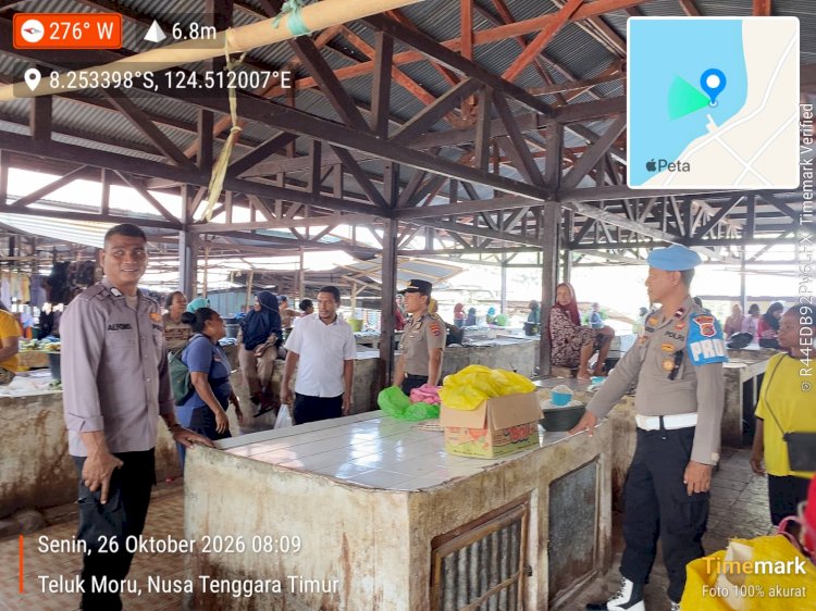 POLSEK ABAD GELAR PATROLI DAN PENGAMANAN PASAR RAKYAT MORU, HIMBAUAN KAMTIBMAS DISAMPAIKAN KEPADA PENGUNJUNG