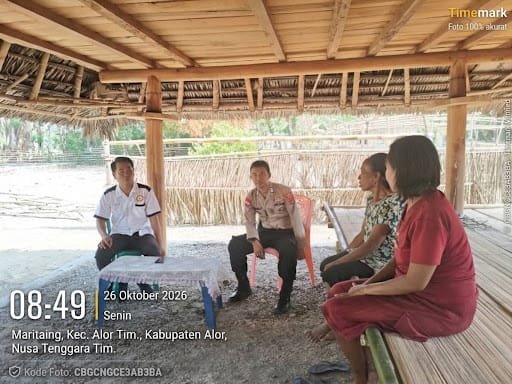 Polsek Alor Timur Sambangi Tokoh Perempuan Desa Maritaing, Ajak Bersama Jaga Kamtibmas