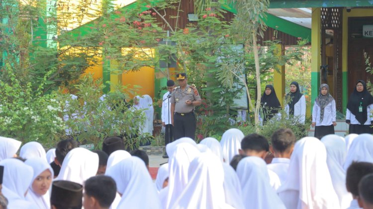 KAPOLRES ALOR JADI PEMBINA UPACARA DI MTs NEGERI 1 ALOR, TEKANKAN DISIPLIN DAN HINDARI TAWURAN