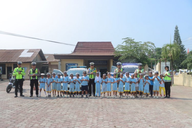 POLRES ALOR TERIMA KUNJUNGAN SISWA SD CERMIN MULTICULTURAL SCHOOL, KENALKAN TUGAS DAN FUNGSI KEPOLISIAN SEJAK DINI