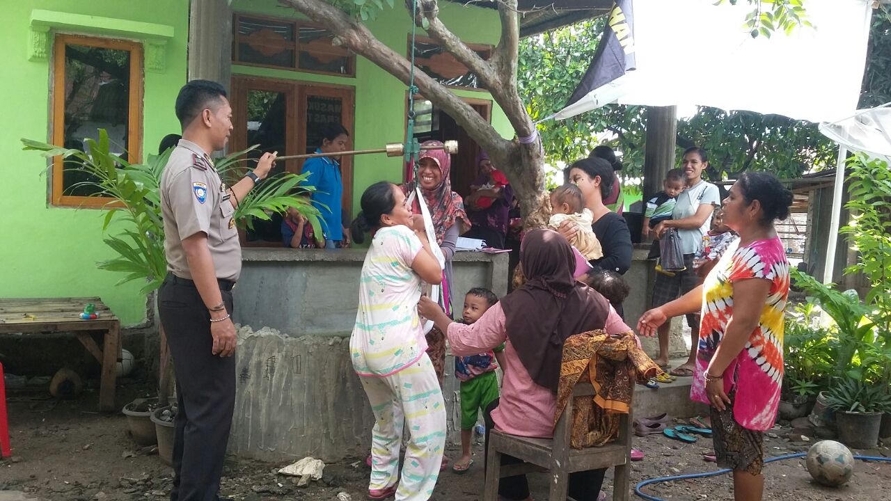 Bhabinkamtibmas Kelurahan Nusakenari Membantu Pelaksanaan Posyandu