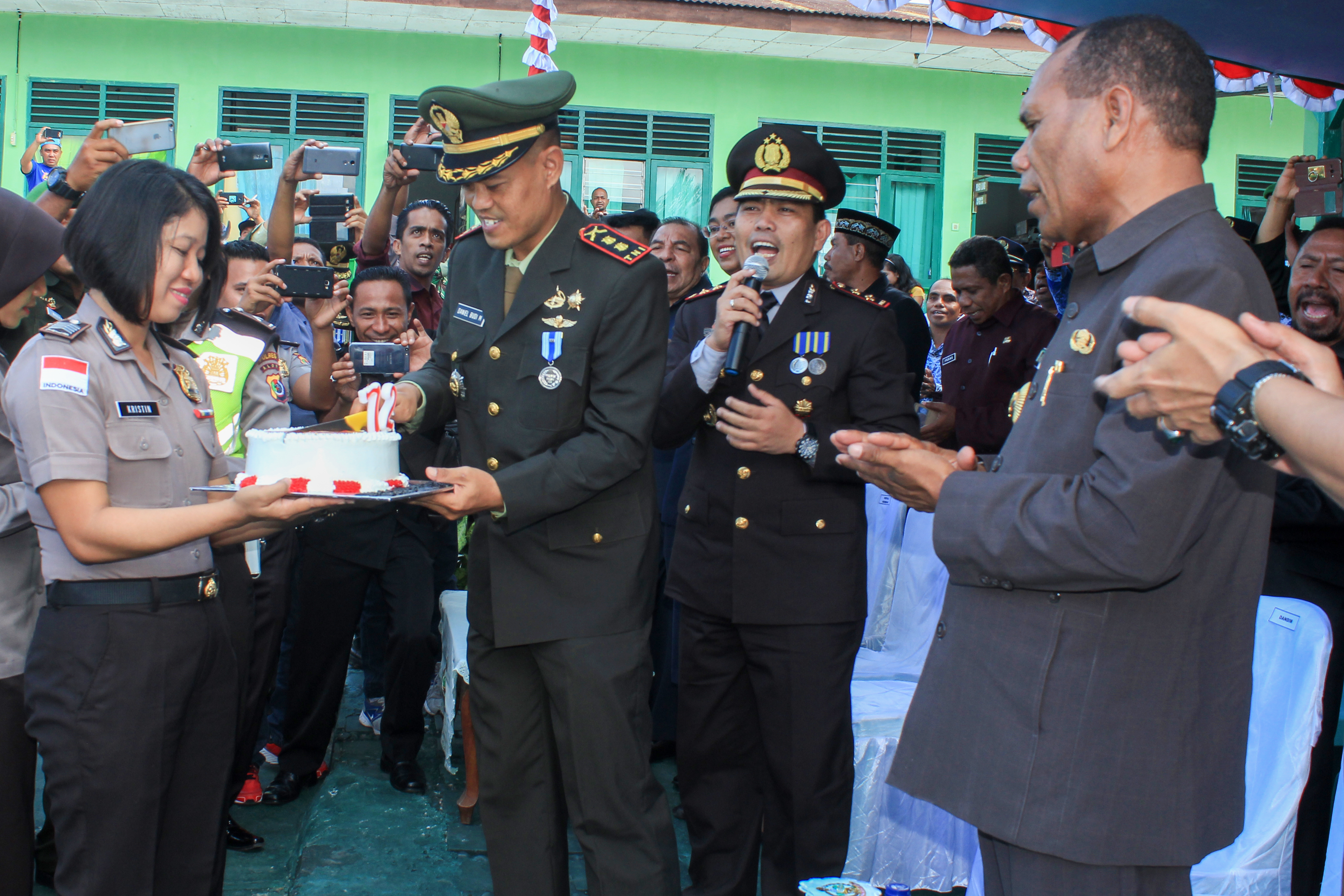 Peringatan HUT TNI Ke-72 Polres Alor Berikan Surprise Kepada Kodim 1622 Alor