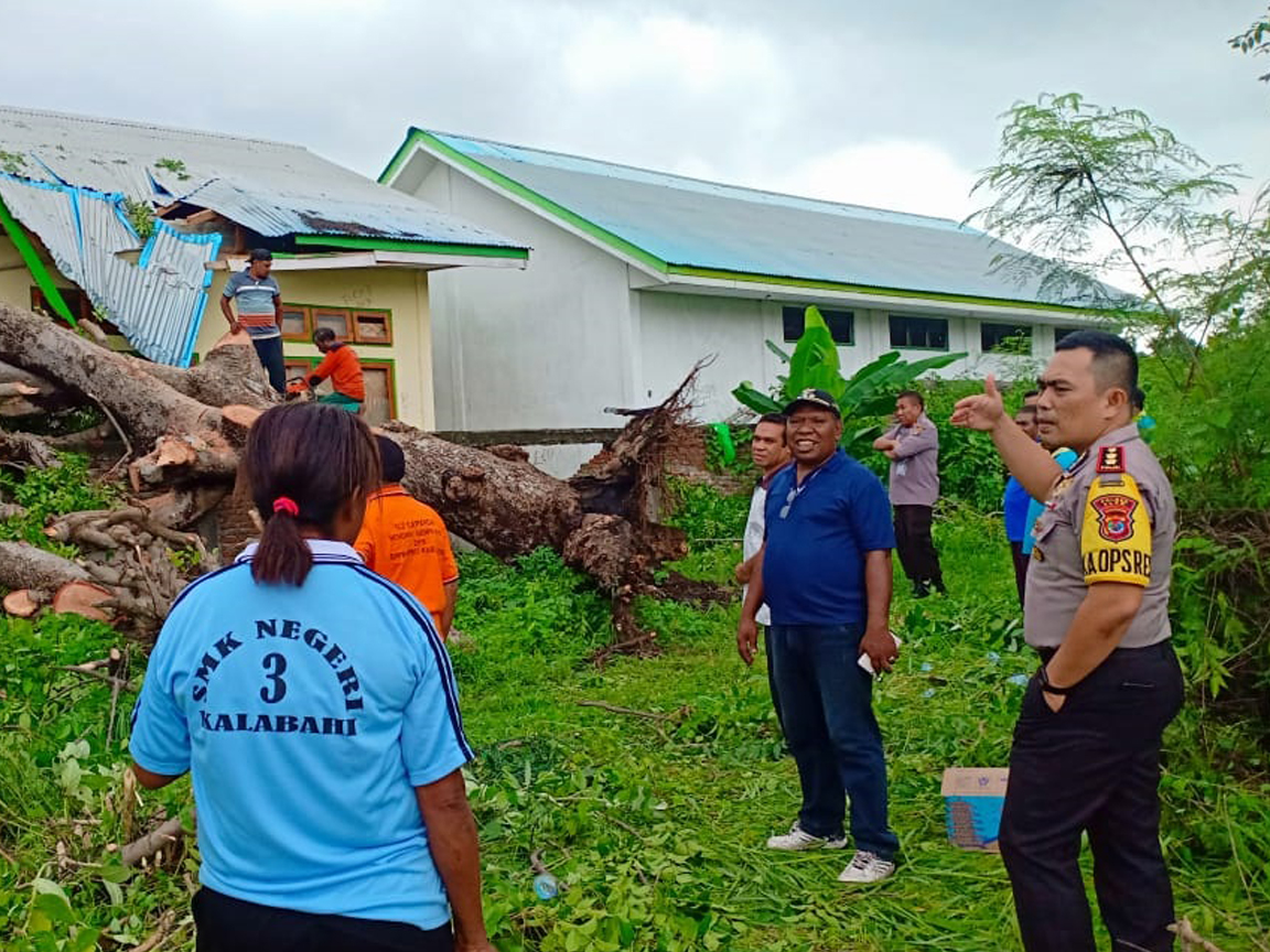 Kapolres Alor Tinjau sekolah Ditimpah pohon Tumbang