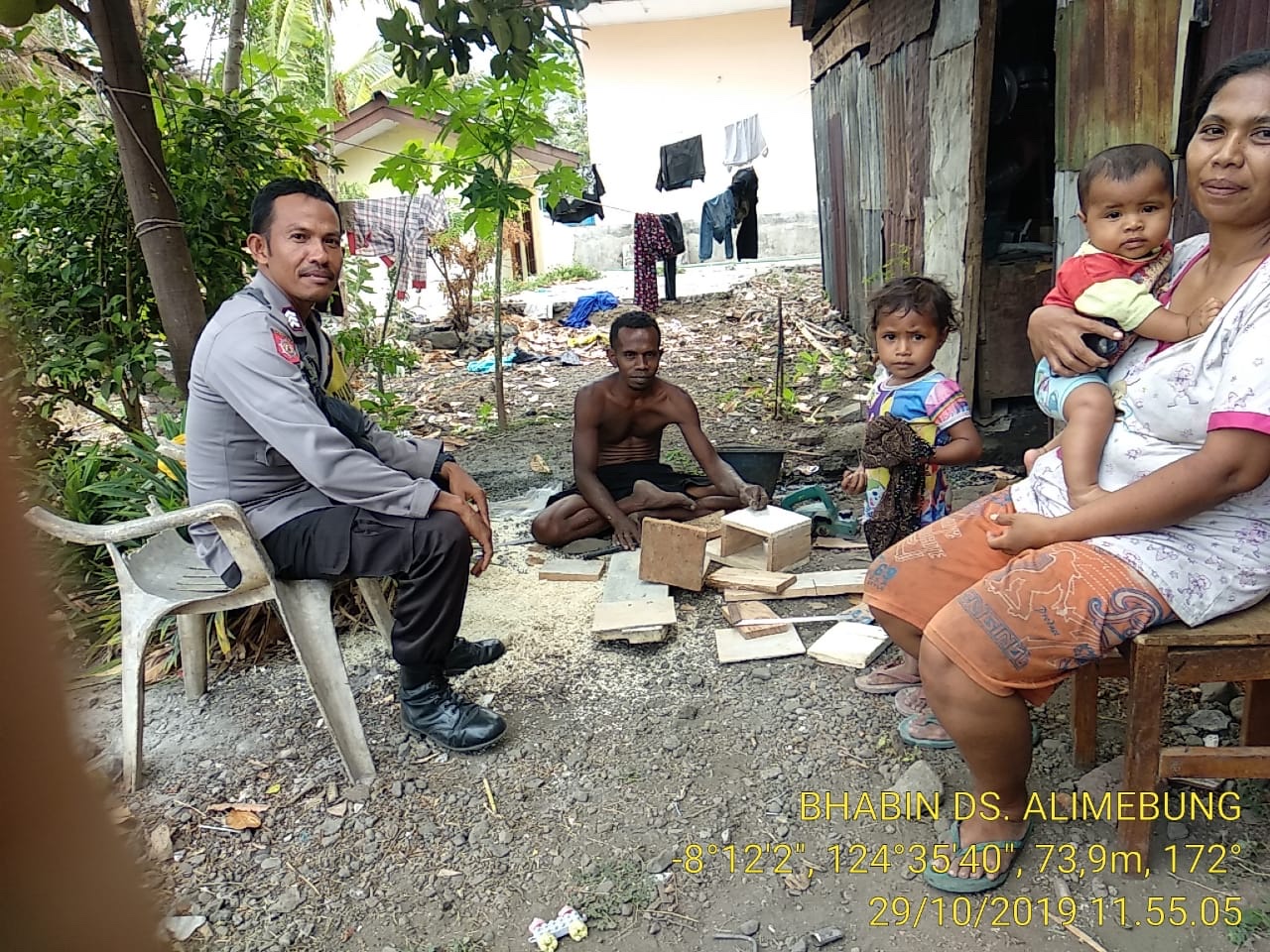 Bhabinkamtibmas Menyampaikan Pesan - Pesan Kamtibmas Kepada Nelayan Di Desa Pante De'ere