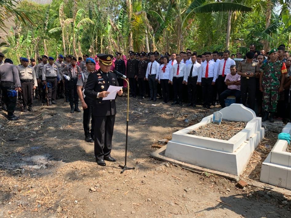 Kapolres Alor Pimpin Upacara Pemakaman Anggota Polres Alor