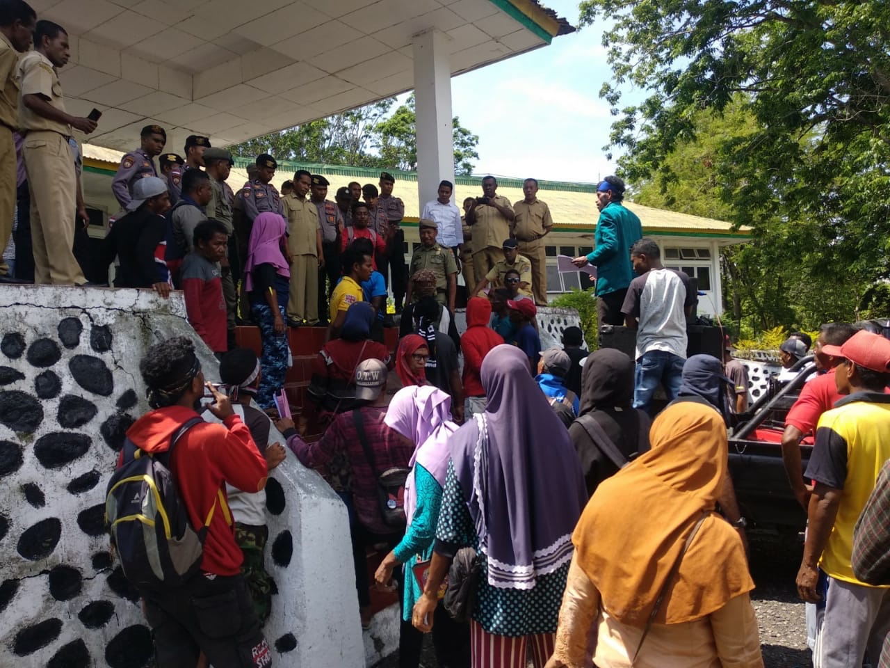 Personil Polres Alor Mengamankan Aksi Damai Masyarakat Desa Pulau Buaya