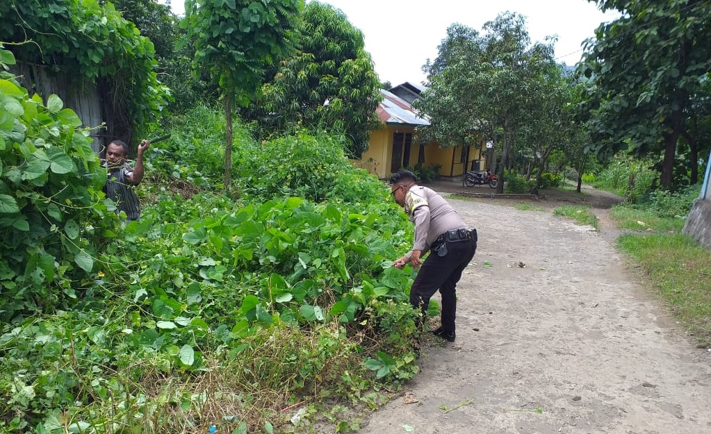 Bhabinkamtibmas Ajak Warga Desa Binaan Peduli Kebersihan Lingkungan