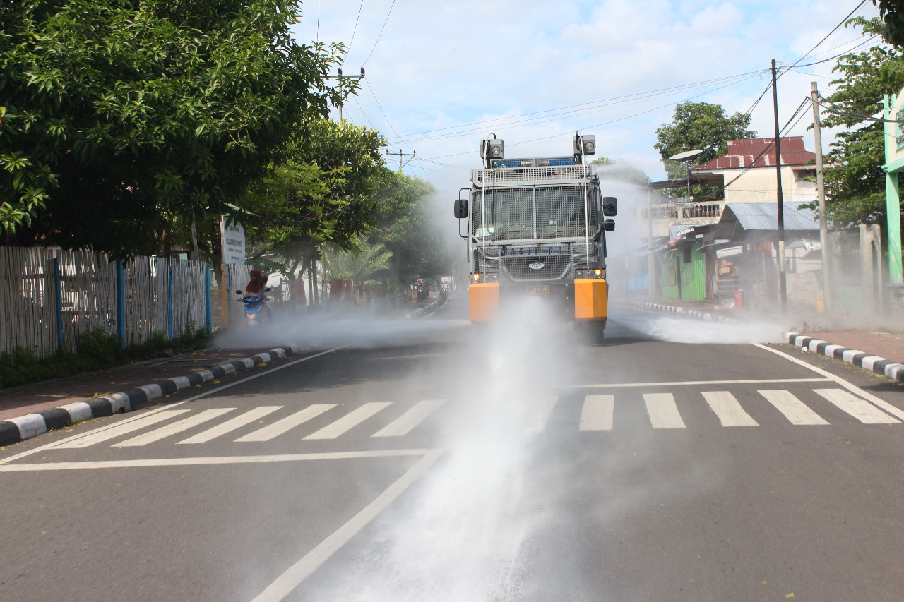 Putus Rantai Covid-19, Polres Alor Kerahkan Mobil Armoured Water Canon Semprotkan Desinfektan di Jalan Seputaran Kota Kalabahi